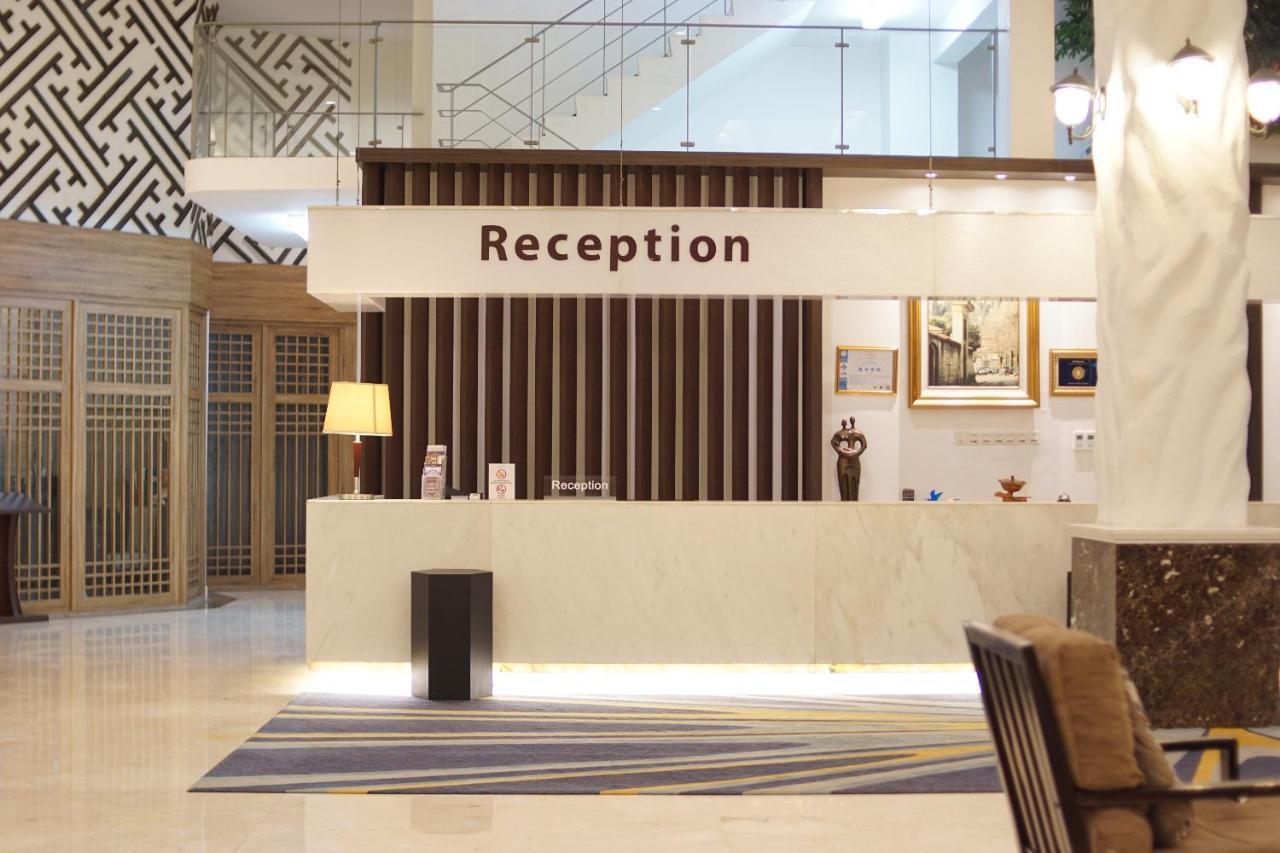 Forbis Hotel Serang Exterior photo