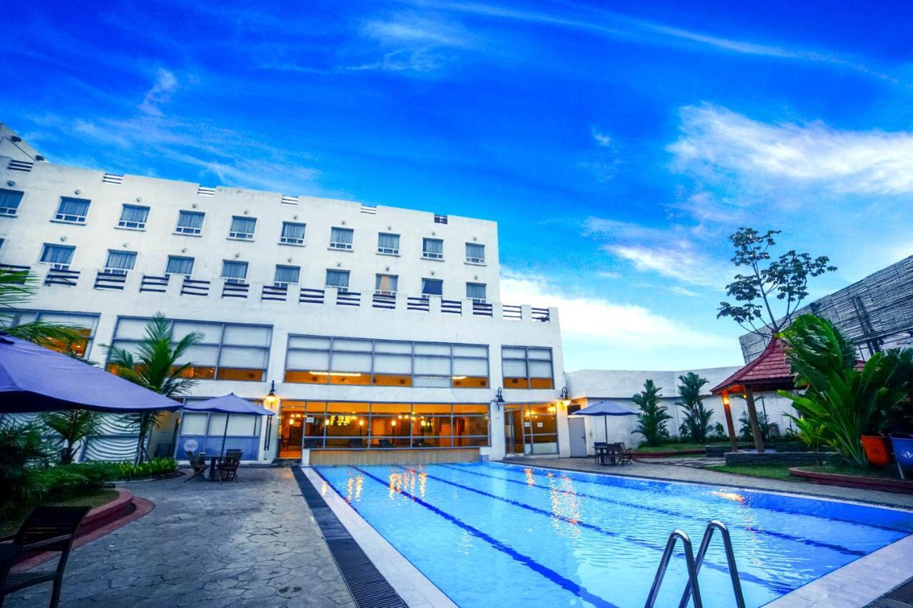 Forbis Hotel Serang Exterior photo